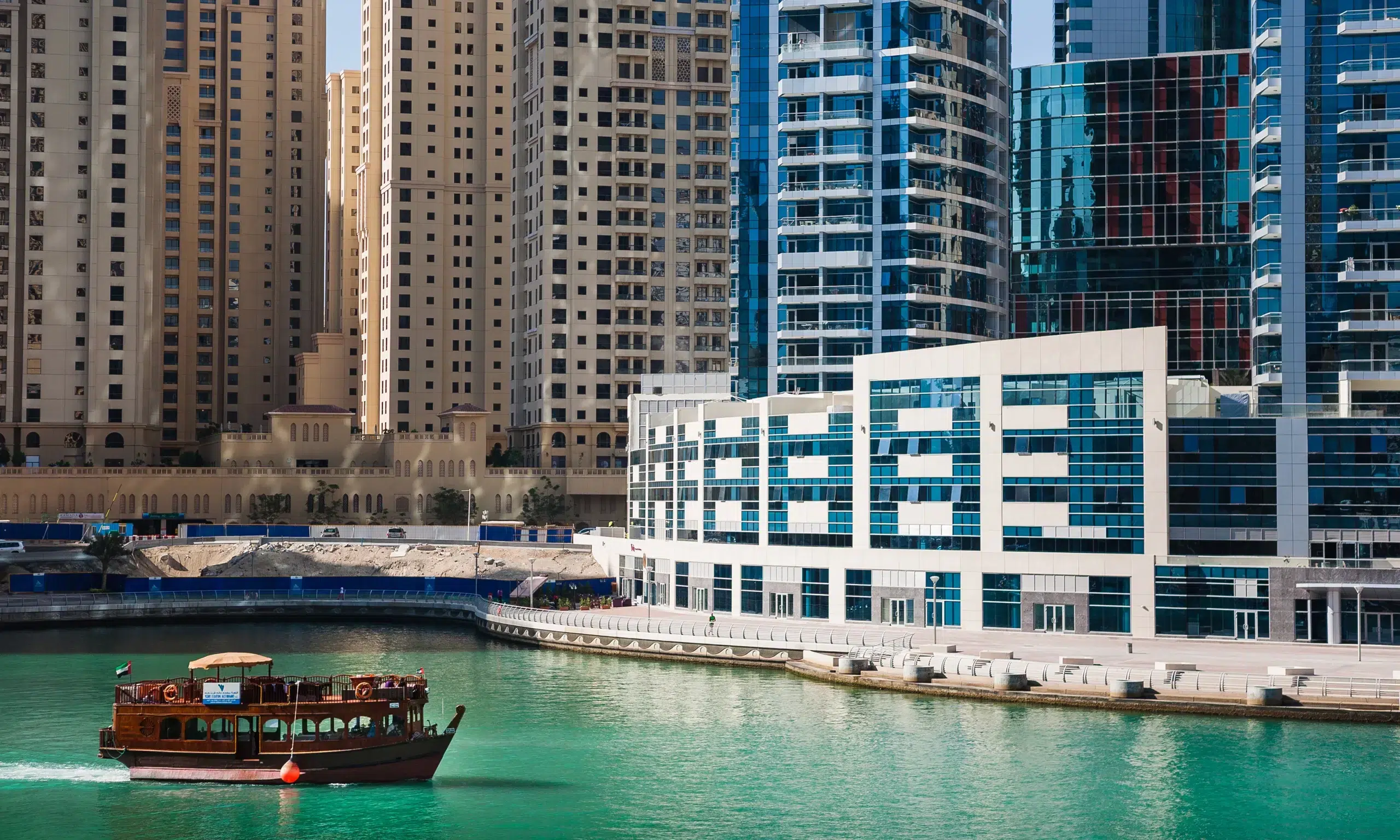 Fotografía de ciudad frente al río