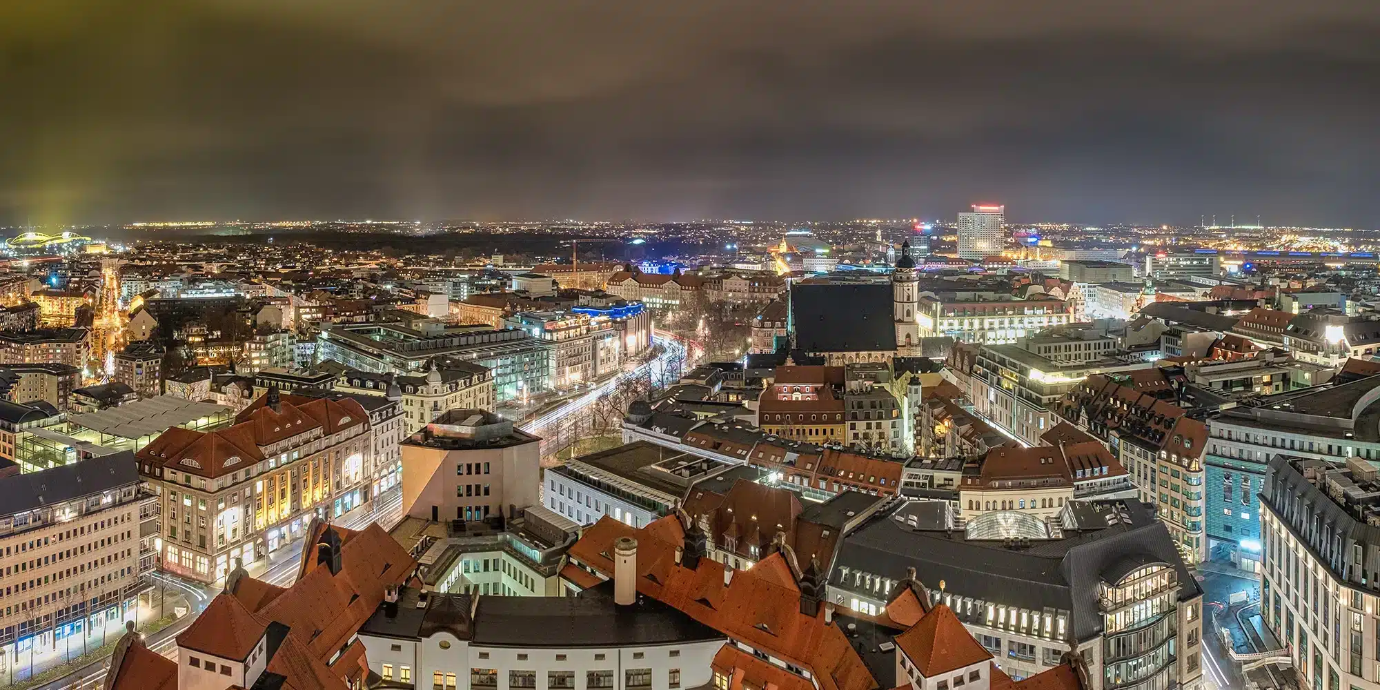 Fotografía nocturna y aérea de skyline de ciudad