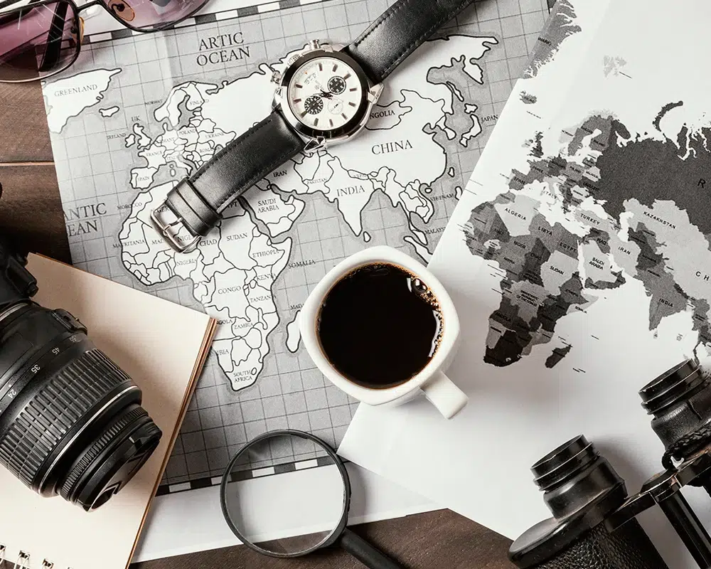 Fotografía cenital de mapa con elementos decorativos de viajes